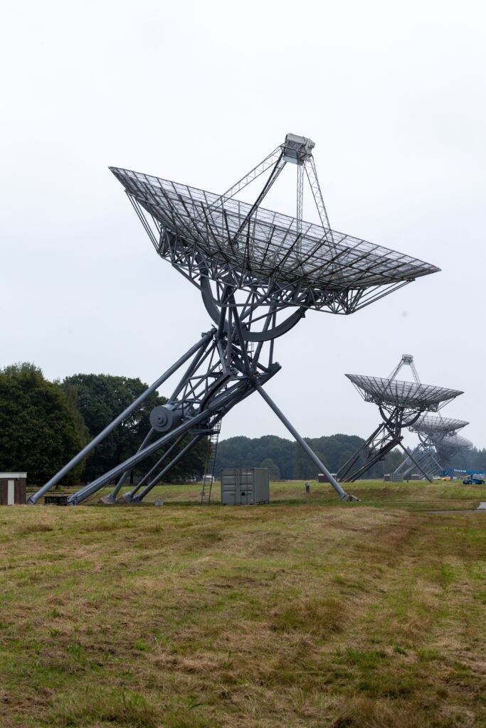 enregistreur sfpdp - low angle shot radio telescope near westerbork netherlands 1